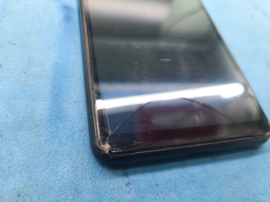 Xperia 10 Ⅱ 液晶が割れて画面が映らない【即日画面交換修理】 - 東京