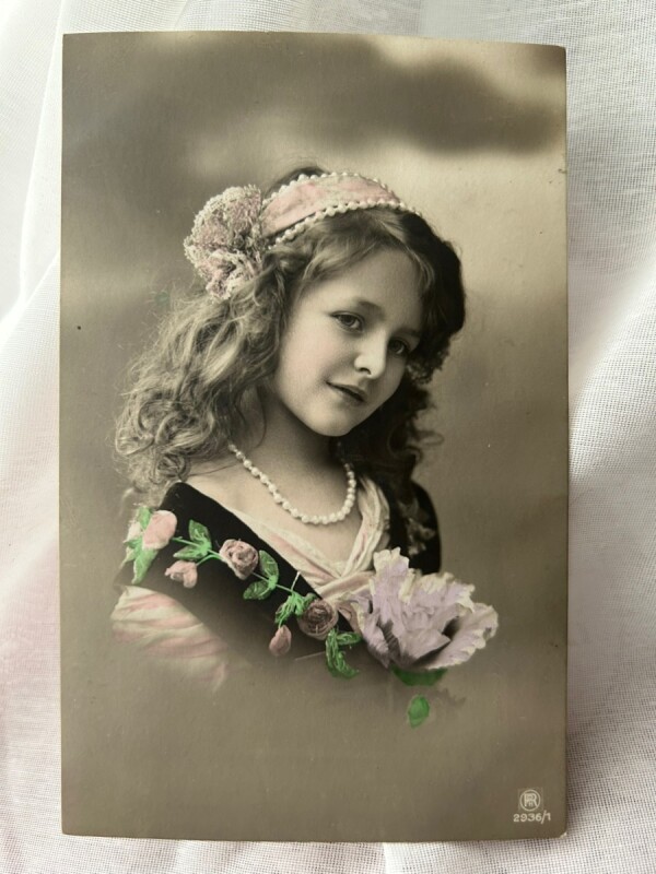 アンティークポストカード お人形とおままごとを楽しむ可愛い少女