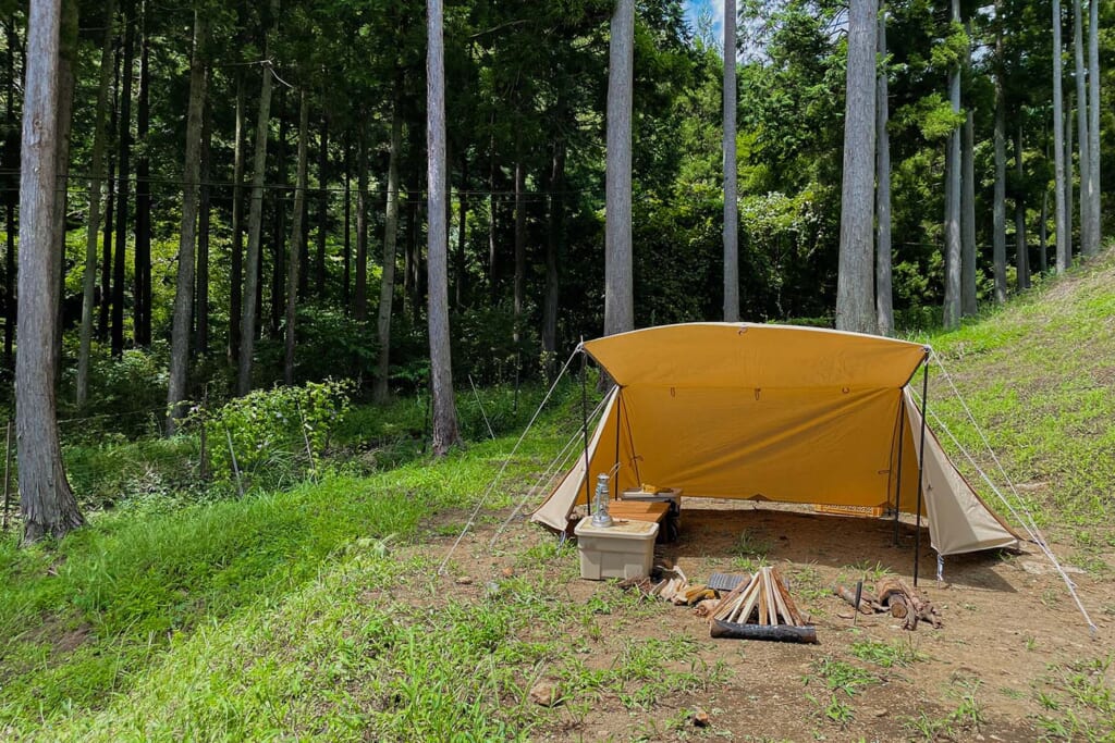 似て非なるキャンプスタイル「ソロキャン」と「ブッシュクラフト」は何