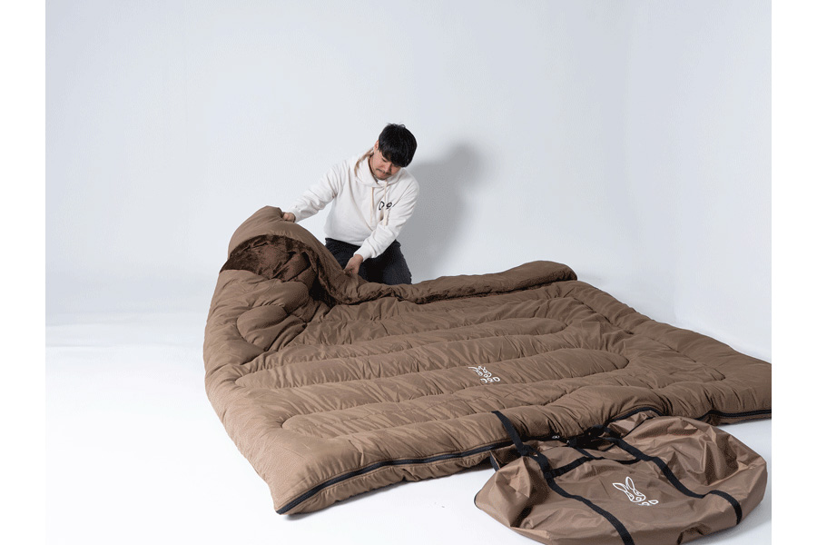4人で入れる特大寝袋！ 家族の安心感と毛布の温もりに包まれて眠れる冬