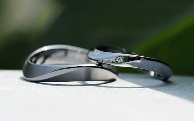 黒い結婚指輪&婚約指輪】4つの質感から選ぶブラックリング | 結婚指輪