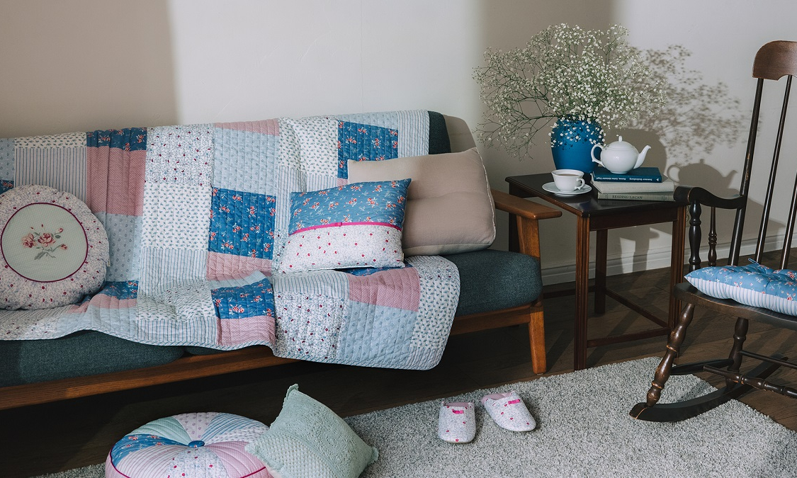 Afternoon Teaの花柄で春めく部屋に模様替え ! 手洗いできる