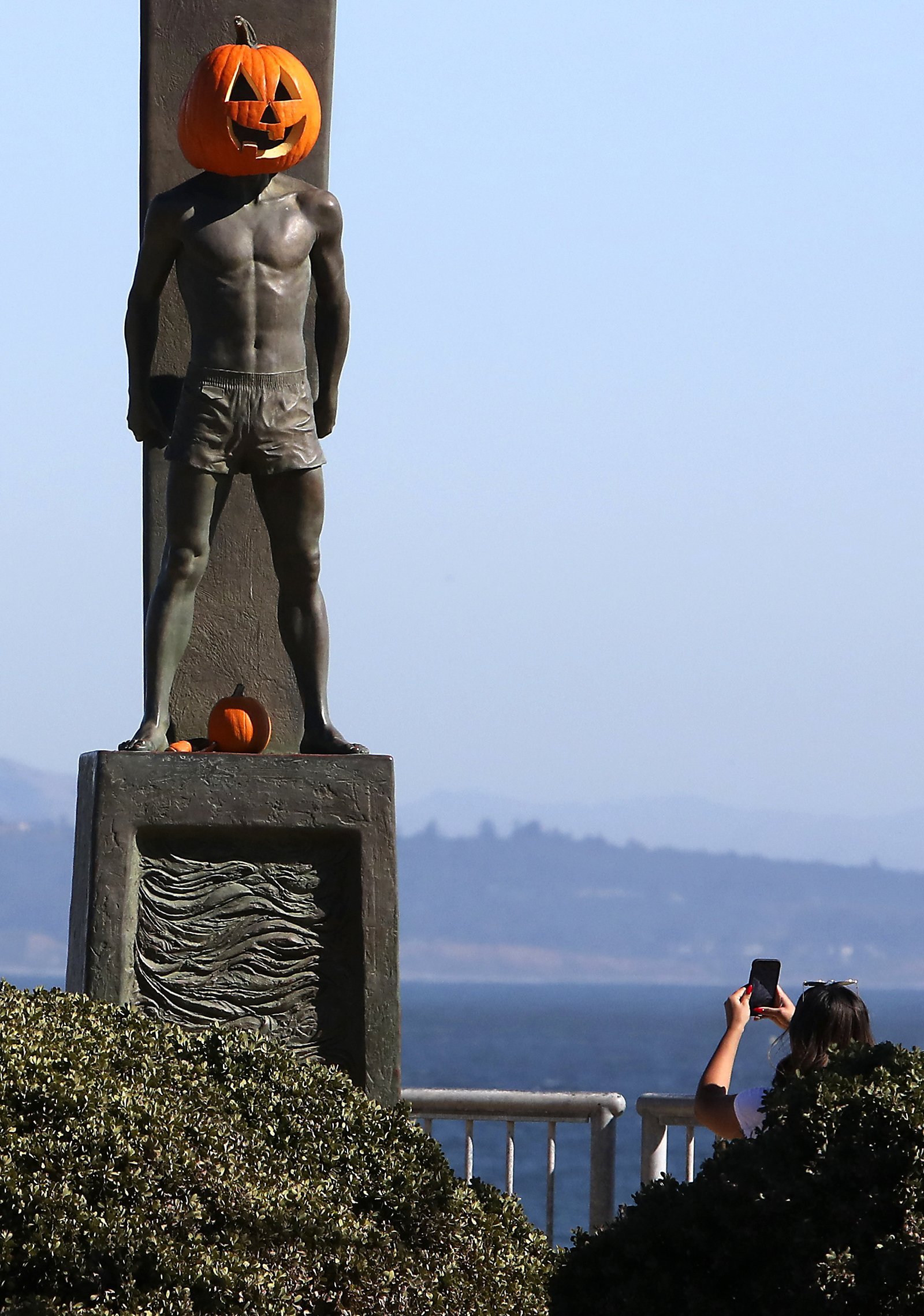 Photo | Great surfer pumpkin – Santa Cruz Sentinel