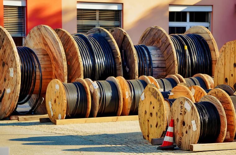 ケーブルドラムでDIYする時、サイズはどう選ぶ？新品と中古、どっちが