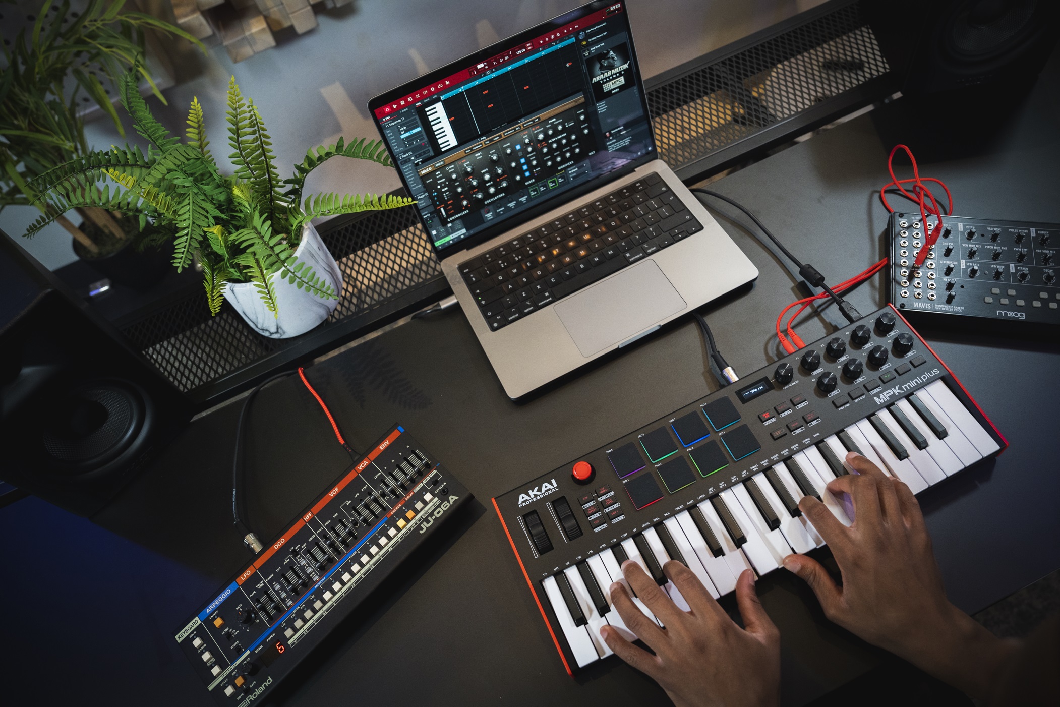 AKAI MPK mini Plus登場！MIDI/CV/GATE/CLOCK等豊富な接続端子を装備