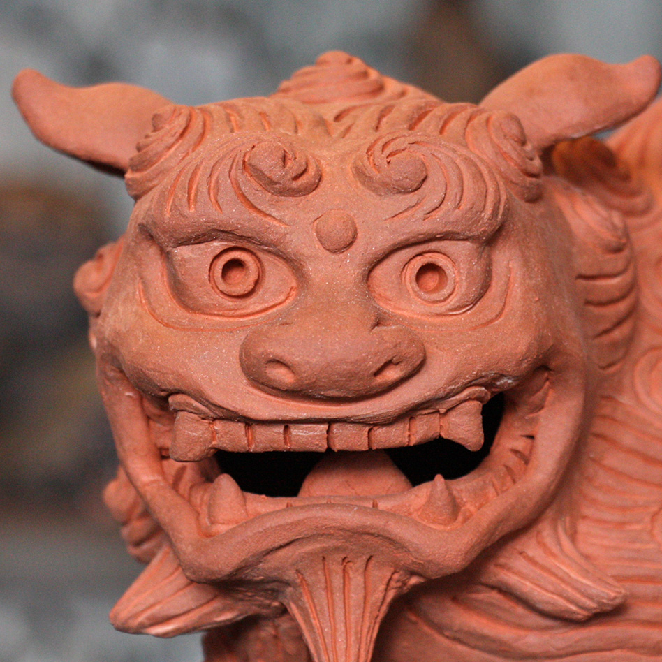 魔除け獅子「伏せシーサー」（中） 作 新垣信一