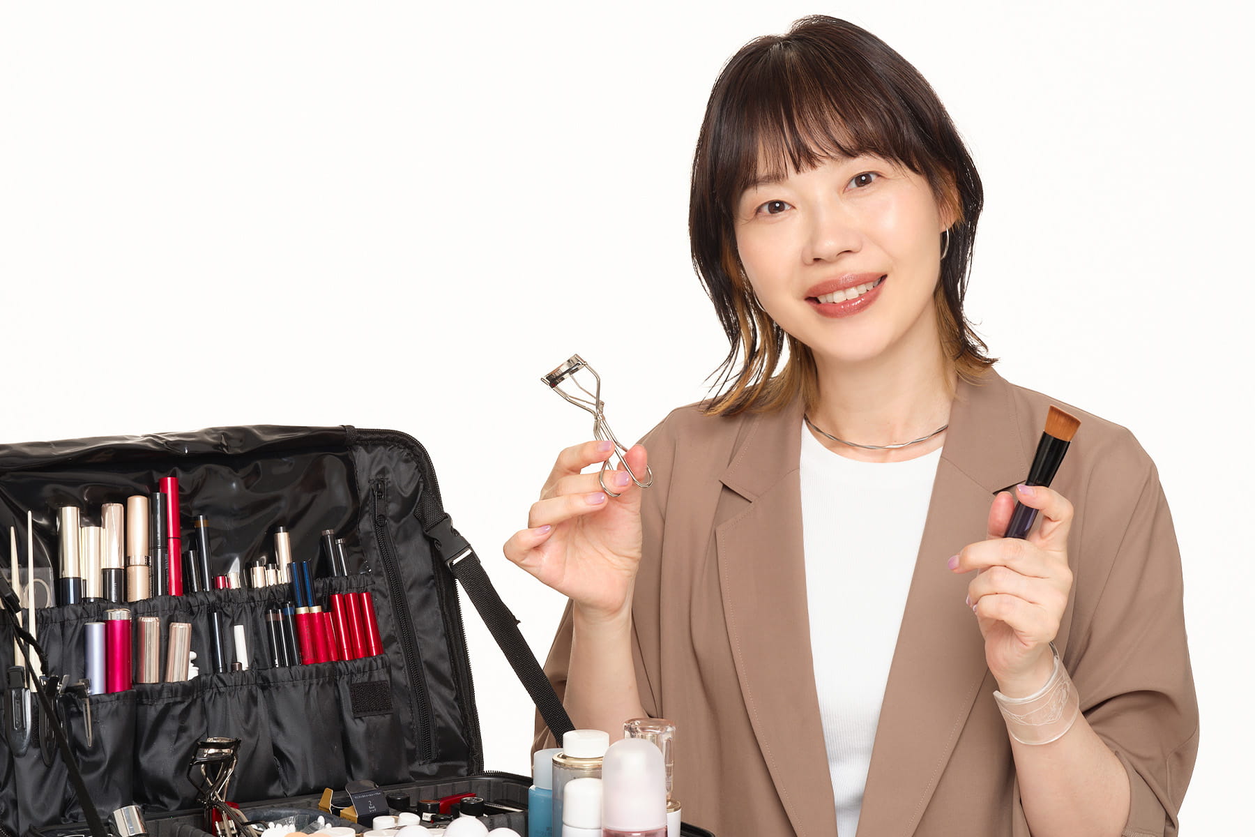 撮影現場で実際に愛用【プロの一軍メイク道具を大公開