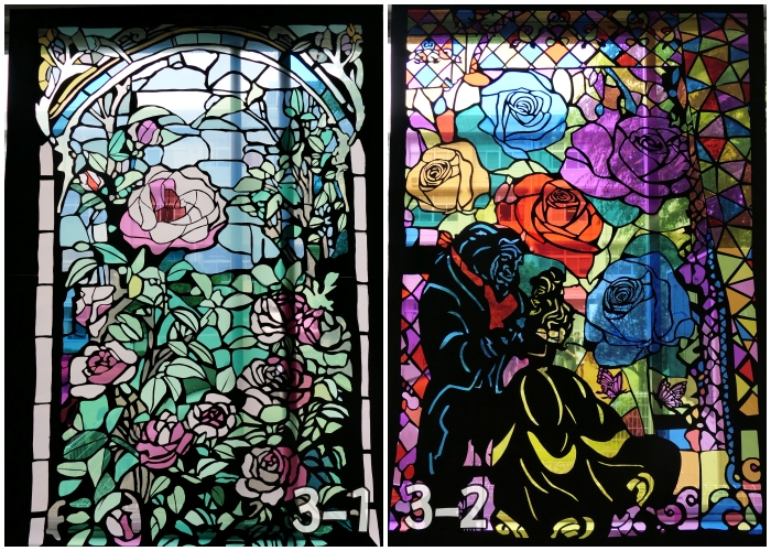 薔薇があでやかな大きなステンドグラス／宙に浮かぶ常夜灯がまるで