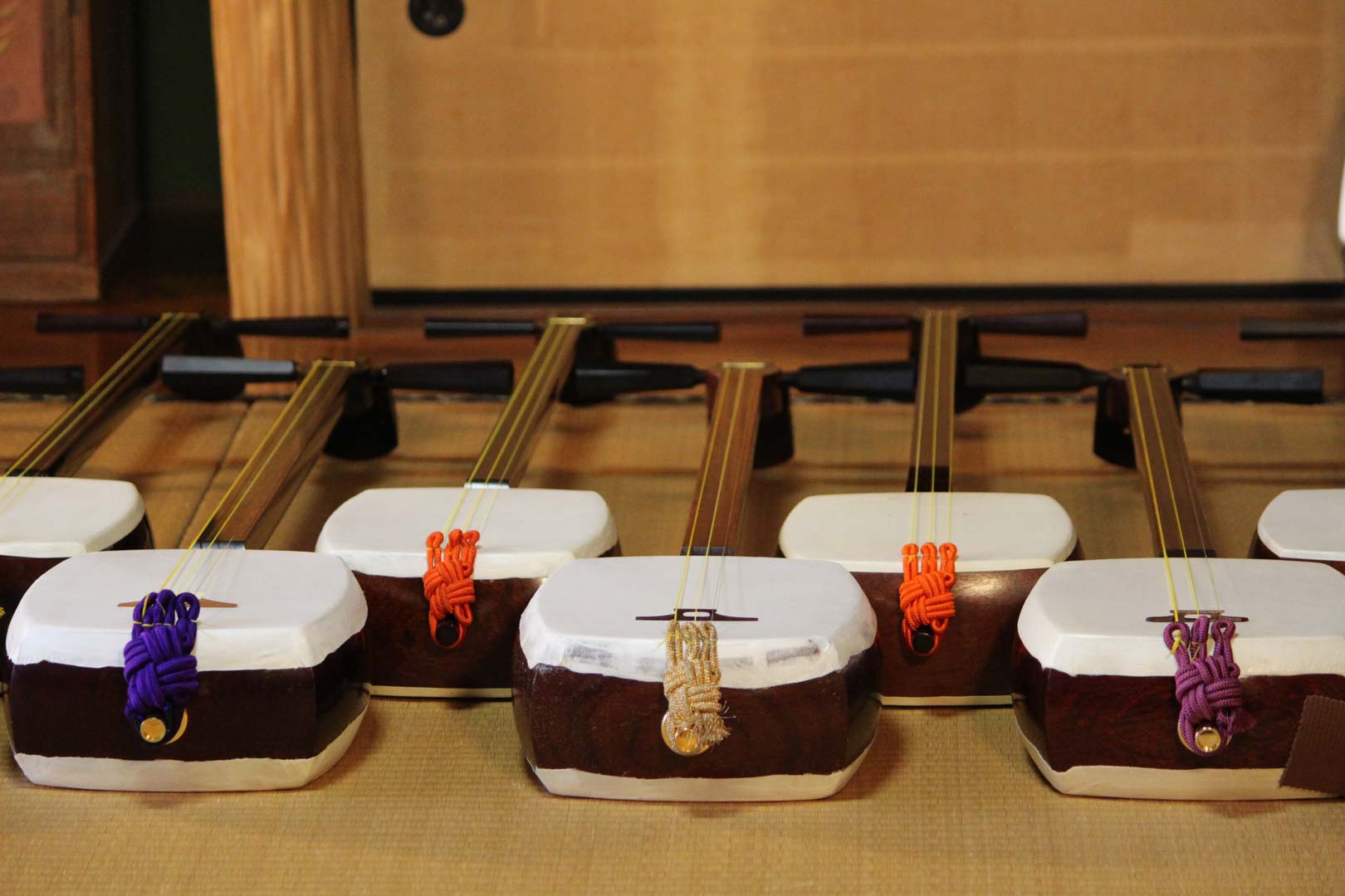 三味線の棹の金細、紅木、紫檀、花梨についての情報、棹と音色の違い