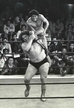 1987年3月、マサ斎藤さん（左）へ延髄斬りを決めるアントニオ猪木さん