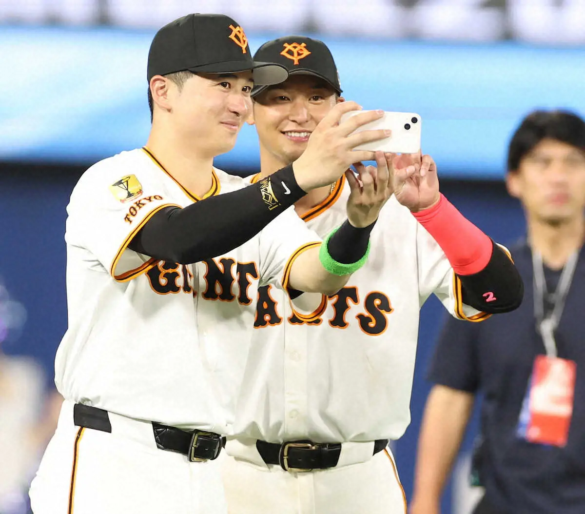 全セ・全パ＞敢闘選手賞の吉川（撮影・島崎忠彦） - スポニチ Sponichi