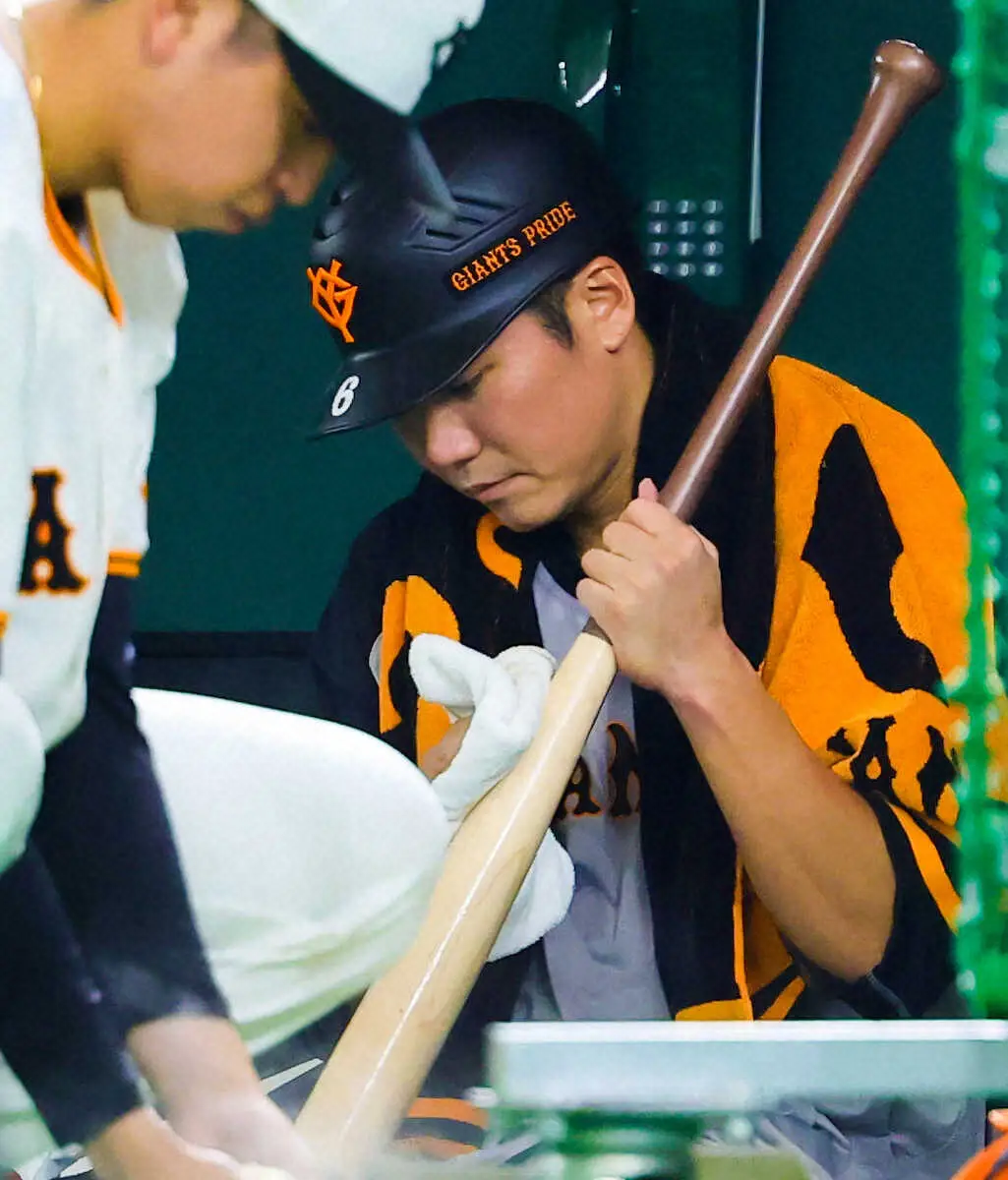 巨人前日練習＞ベンチでバットを磨く坂本（撮影・光山 貴大