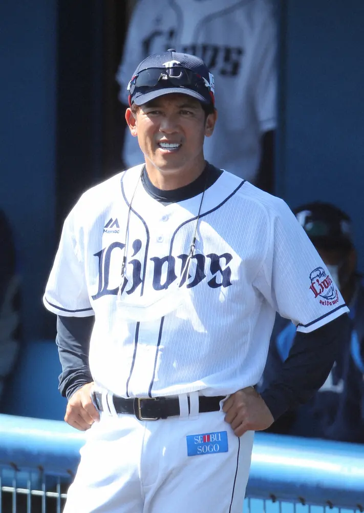 2004年4月の開幕戦の1回表、メッツの松井稼頭央内野手（右）が