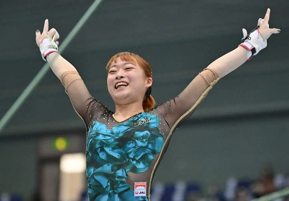 段違い平行棒の演技を終え、笑顔を見せる平岩優奈 - スポニチ Sponichi