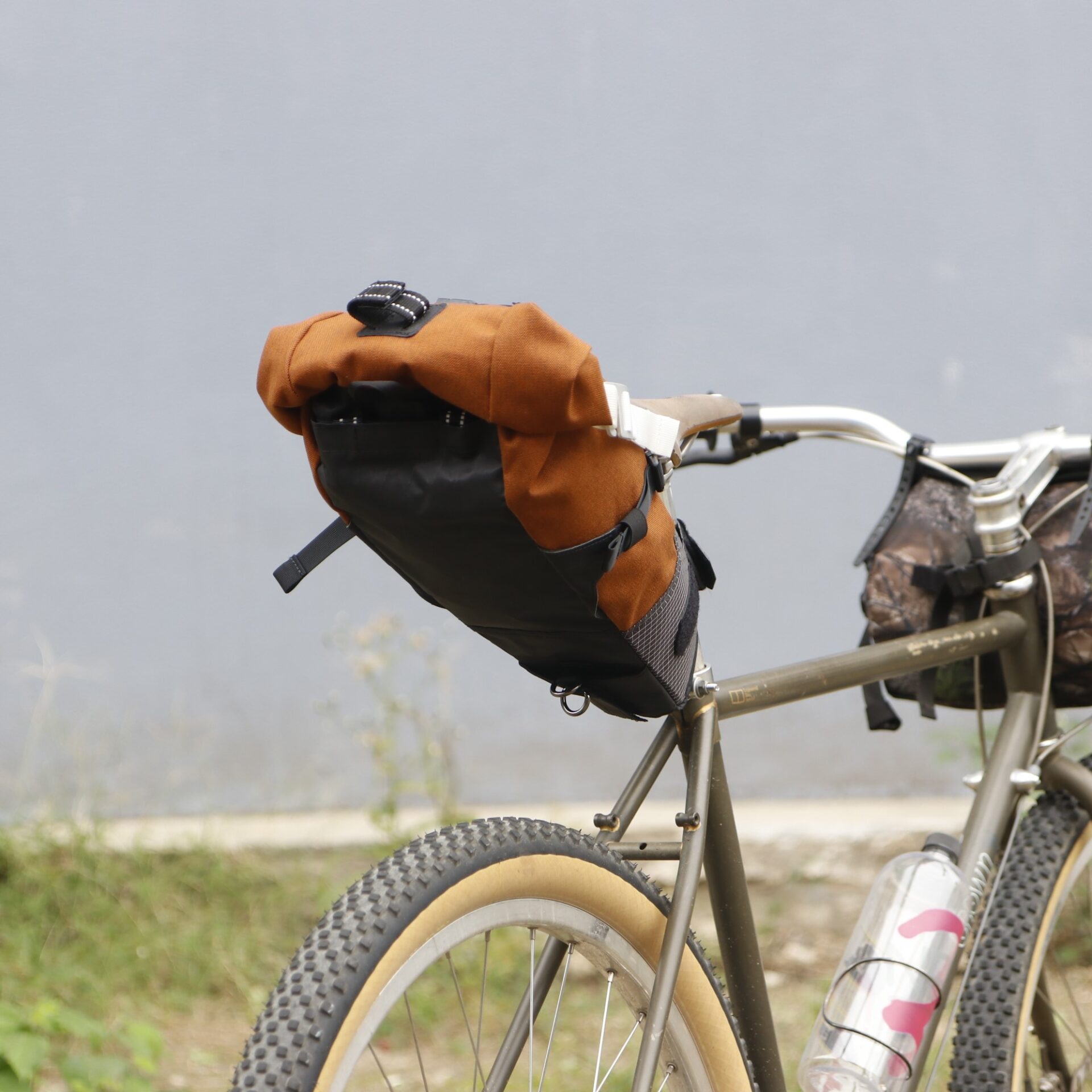 ロウロウマウンテン 自転車用 サドルバッグ バックパック機能 防水仕様