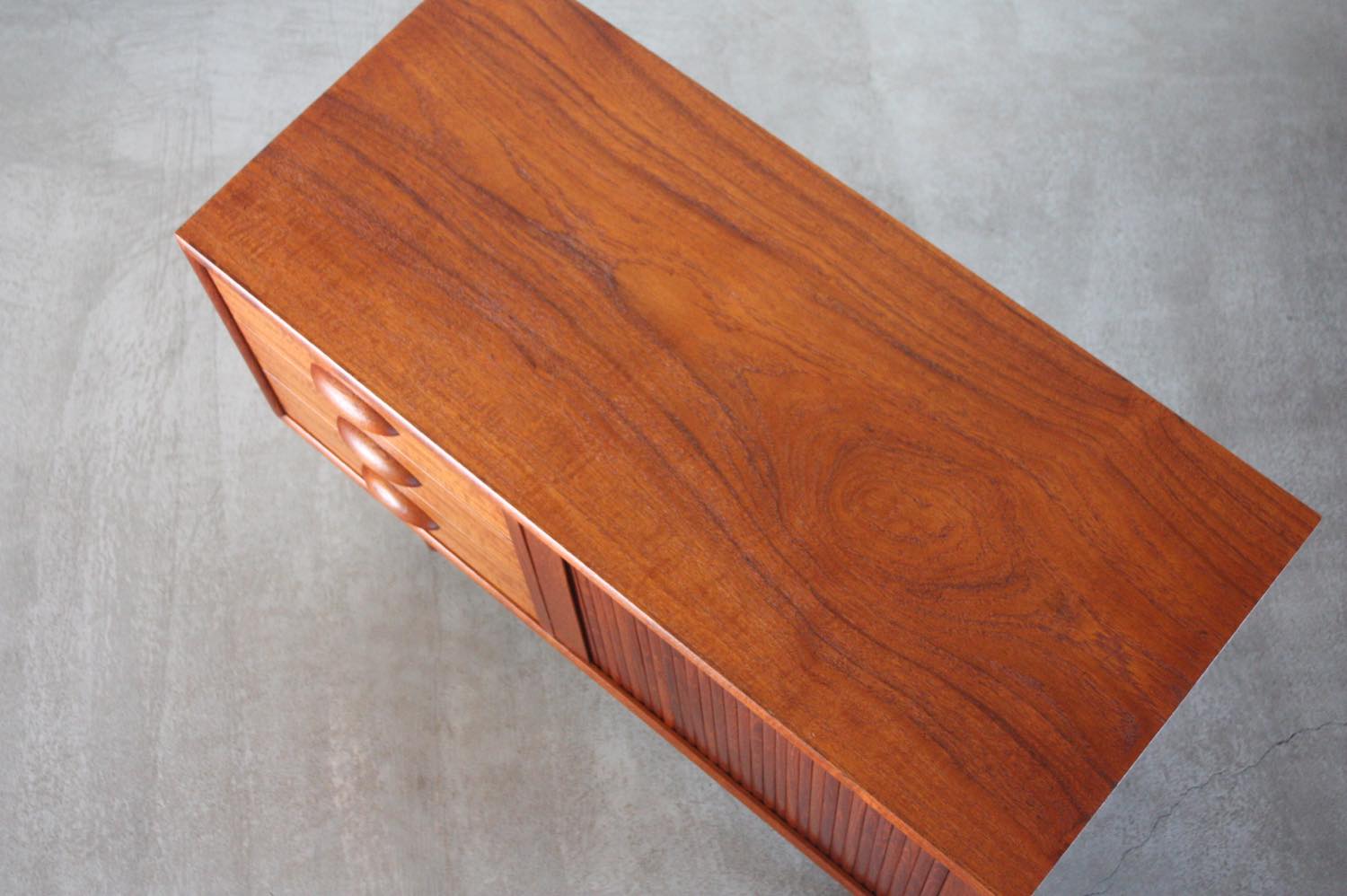 北欧ビンテージ家具/チークキャビネット