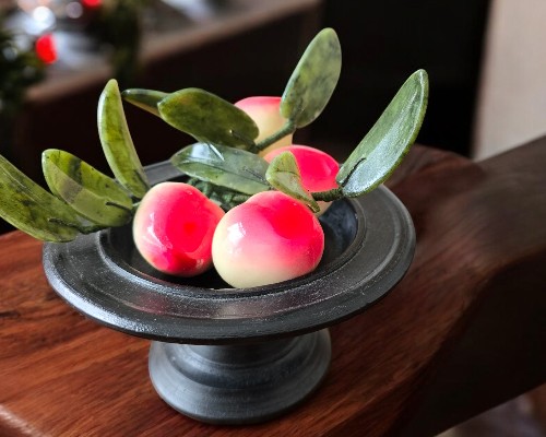 愛らしい桃の実が奏でる、魔除けと長寿の願い：天然石の桃の枝 商品