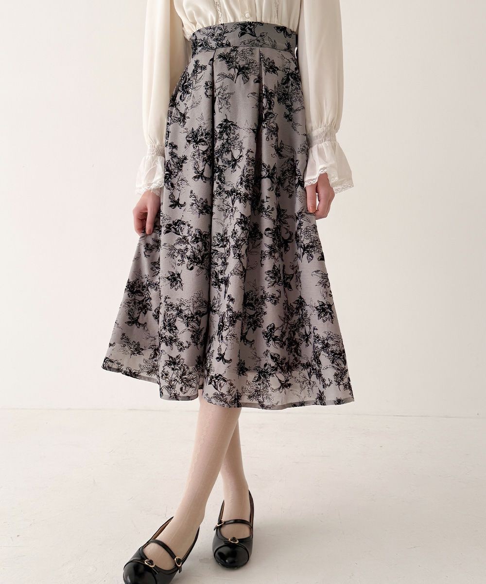 フロッキーの繊細な花柄がクラシカルなスカート💐 | 京都ポルタ