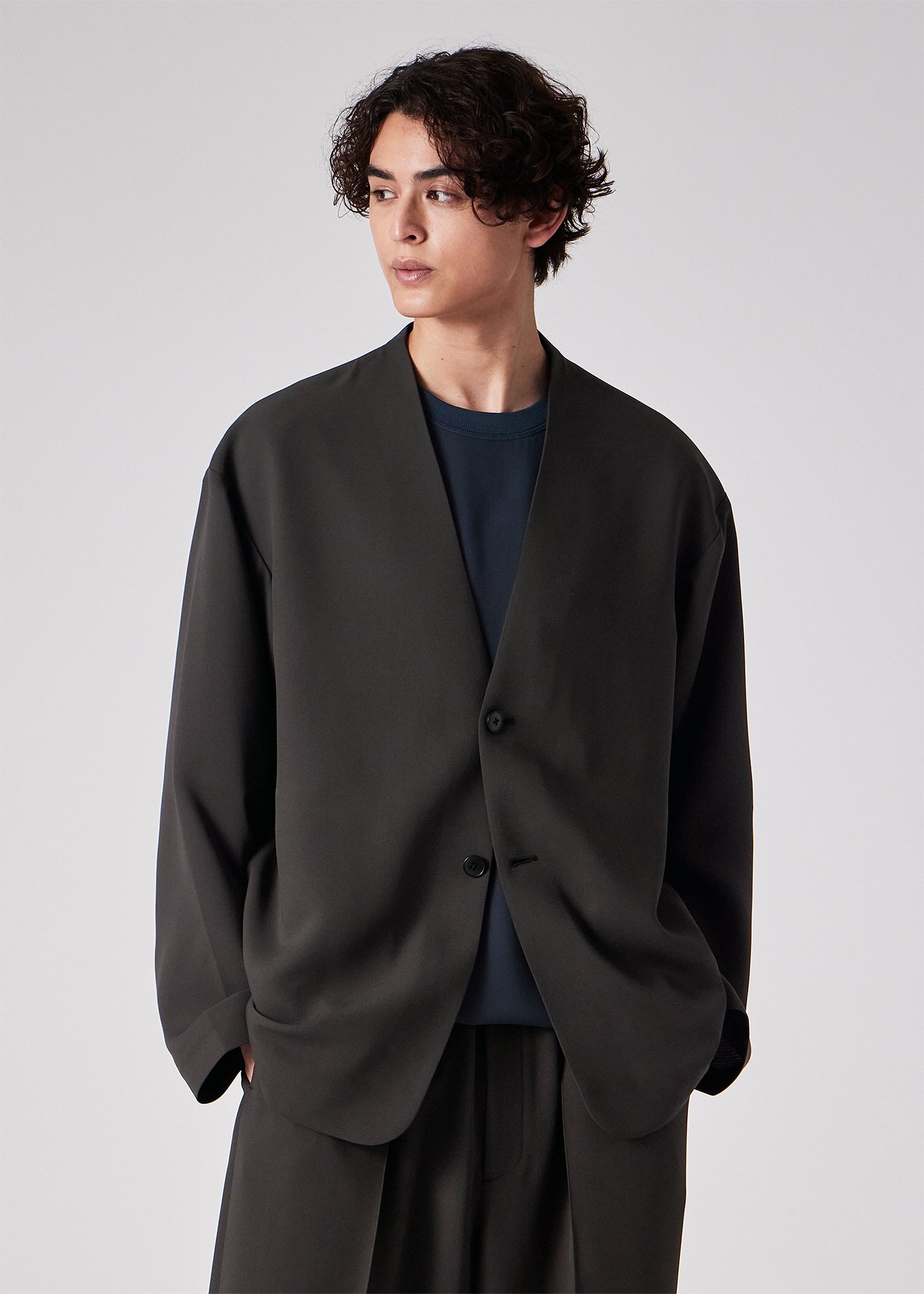 ライトドライテクスチャー ノーカラー ジャケット（ダークグレー