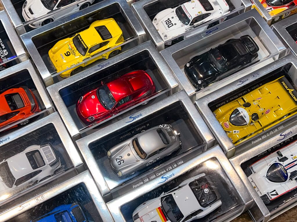 広島県福山市より、900点を超えるスパークやミニチャンプスのミニカー