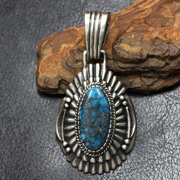 ナバホ族ハリービゲイのターコイズペンダントトップ | インディアン