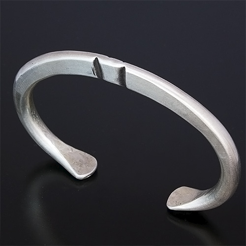 ブラックフット族 James Faks ラウンドワイヤー チェイシング バングル