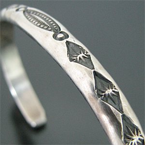 ナバホ族 Gary Reeves スタンプワーク バングル 【送料無料】