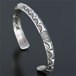 ナバホ族 Kevin Ramone トライアングルワイヤー バングル 【送料無料】