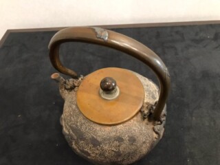 亀文堂 蝙蝠象嵌 鉄瓶』 ｜骨董品買取 緑和堂