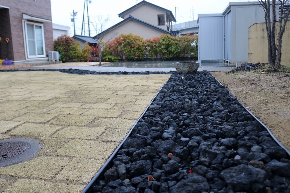 浅間石(溶岩石)と芝生の庭。 |長野市 松本市 塩尻市 安曇野市 外構