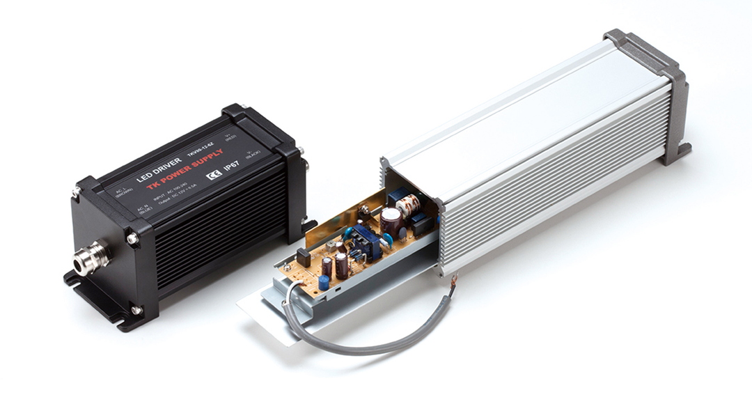 フランジ足付 IP68防水アルミケース AWシリーズ | 製品情報 | タカチ