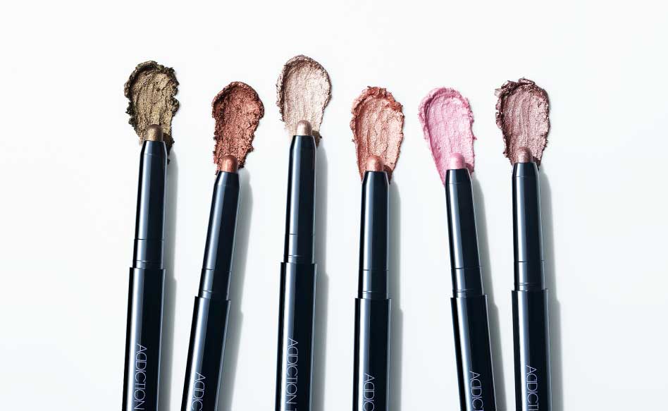 まなざしに自由な彩りを。〈アディクション〉初のスティックアイ