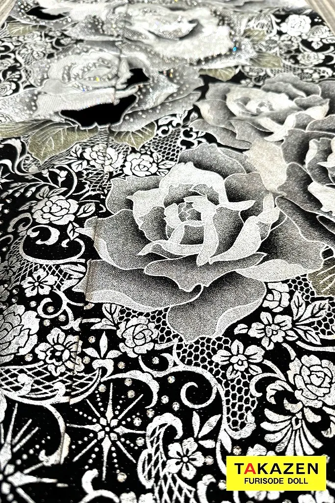 モード系 黒/シルバー(銀色) バラ柄 一番人気 派手 ギャル振袖 目立つ