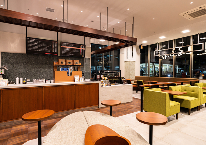 回廊でつなげた2つの異なる空間で過ごす、くつろぎの珈琲店『上島珈琲