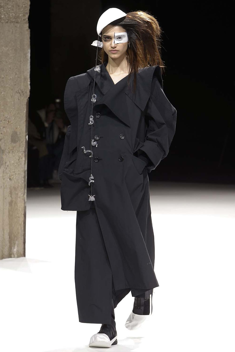 AUTUMN / WINTER 2018-19 | Yohji Yamamoto (ヨウジヤマモト) Official