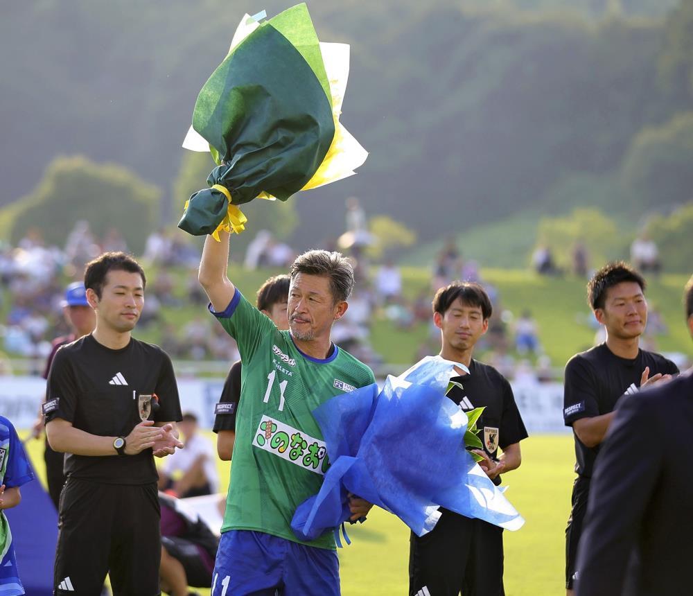 三重：58歳カズのプロ40年目祝う…キャプテンマーク巻きプレー