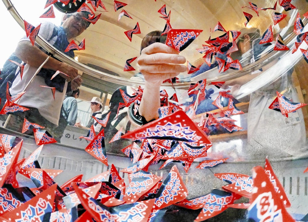 大阪万博:当たりミャクミャクは2歳児ほどの大きさ…「ぬいぐるみくじ