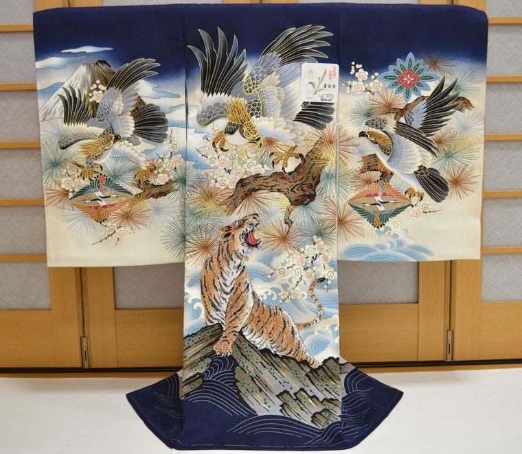 お宮参り 赤ちゃん着物 男の子 産着 初着 鷹 刺繍 虎 （紺地） om-m