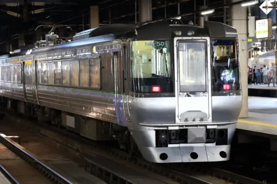 785系「スーパーホワイトアロー」登場時が入線しました。MICROACE