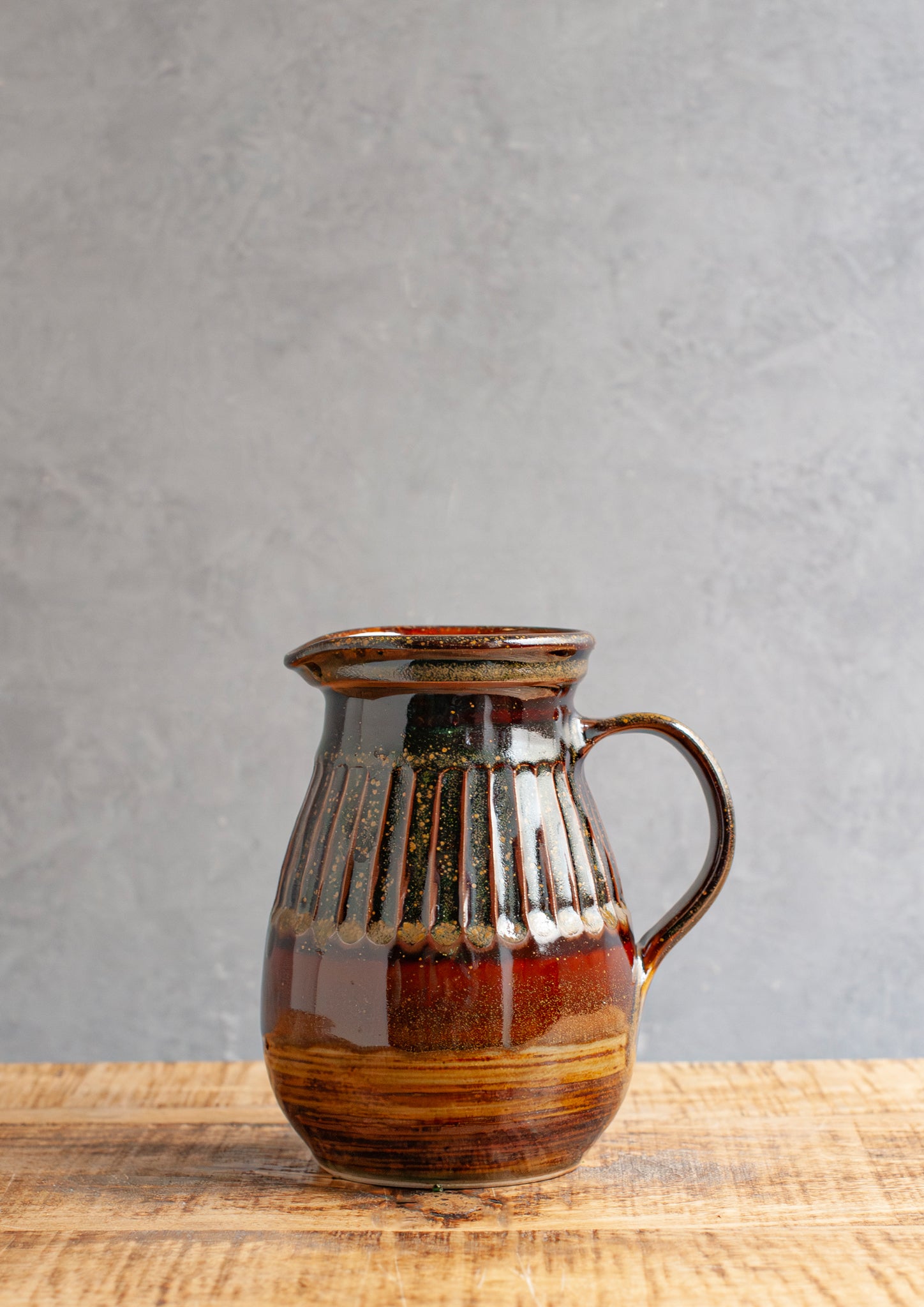 フラワーベース】群言堂 しのぎピッチャー｜嶋田窯 – &YOUKAEN (アンド