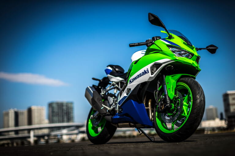 トップガンの赤黒＆ZXRカラー!! カワサキの「ニンジャ」40周年記念