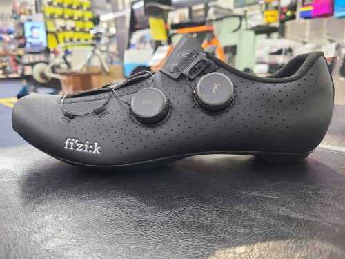 fi'zi:k】特別なシューズは更に履きやすく！最高の踏み味で2024年を