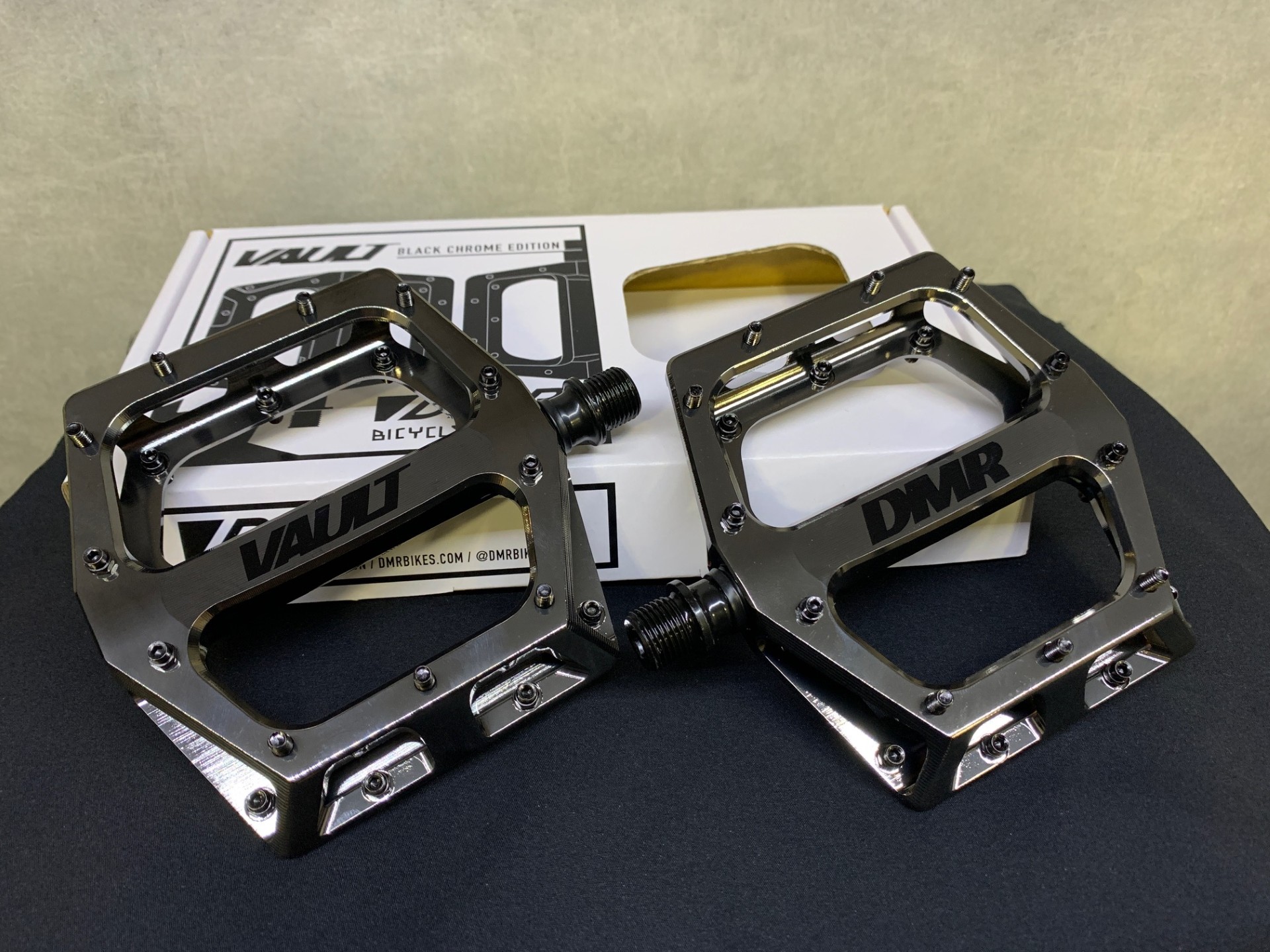 DMR】名作フラットペダル VAULTの新色入荷！激シブです！ | 京都で