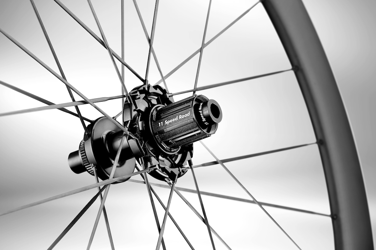 ジャイアントから凄いカーボンホイール登場！カーボンスポーク採用