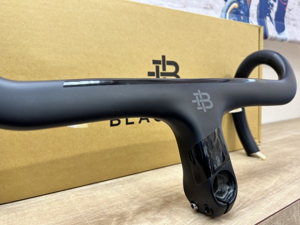 シックなブラックカラーなステム一体型ハンドルで、性能UPだけではなく