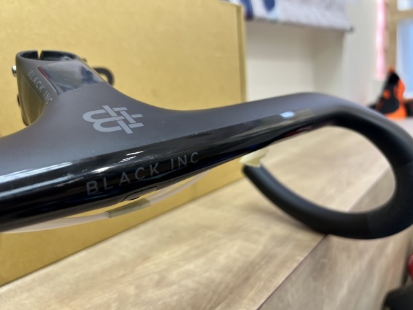 シックなブラックカラーなステム一体型ハンドルで、性能UPだけではなく