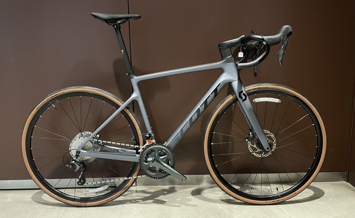 カーボンフレーム×油圧ディスクブレーキ搭載の車体が20万円台前半