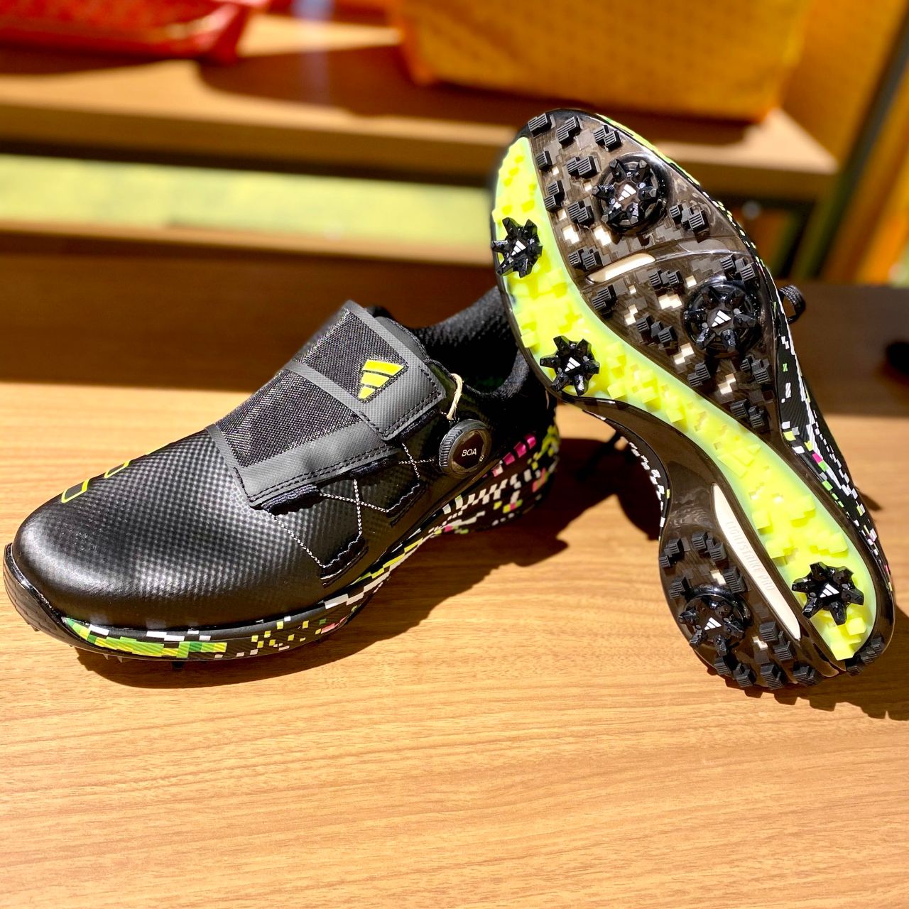 目をひくデザイン！【 adidas ゴルフシューズ ゼットジー23 グリッチ