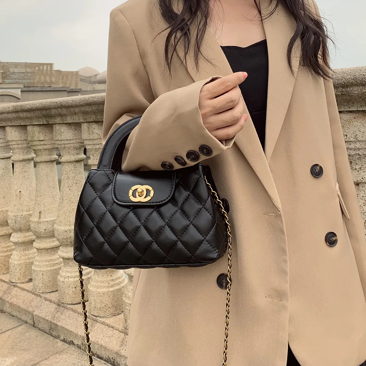 シャネル ネクタイ ピンで大人のスタイルを演出｜高級感あふれる