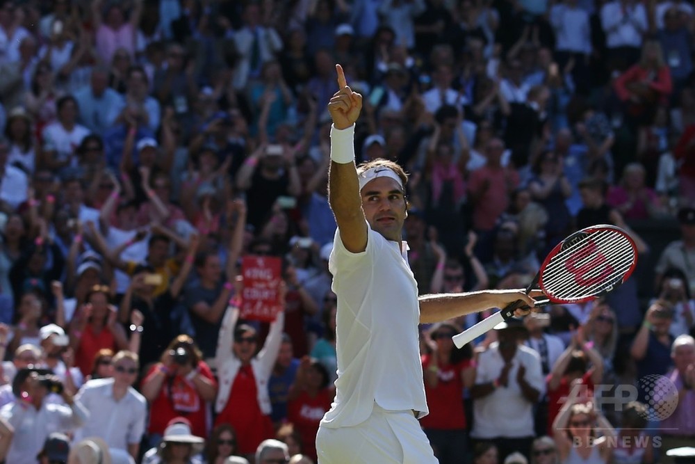 逆転王」フェデラーが最多11度目の4強入り、ウィンブルドン選手権 写真